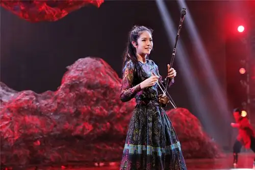 蔡徐坤《巅峰之夜》献上新歌首秀 陈依妙二胡演奏获好评