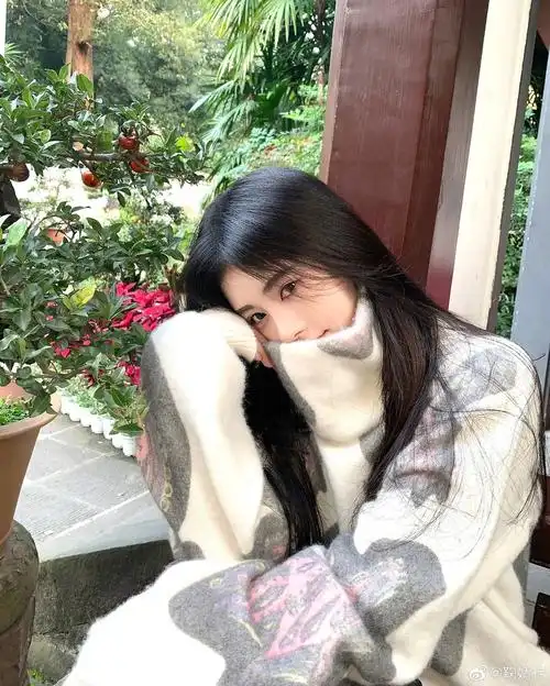 鞠婧祎穿白毛衣清纯可人双手捧脸卖萌俏皮可爱