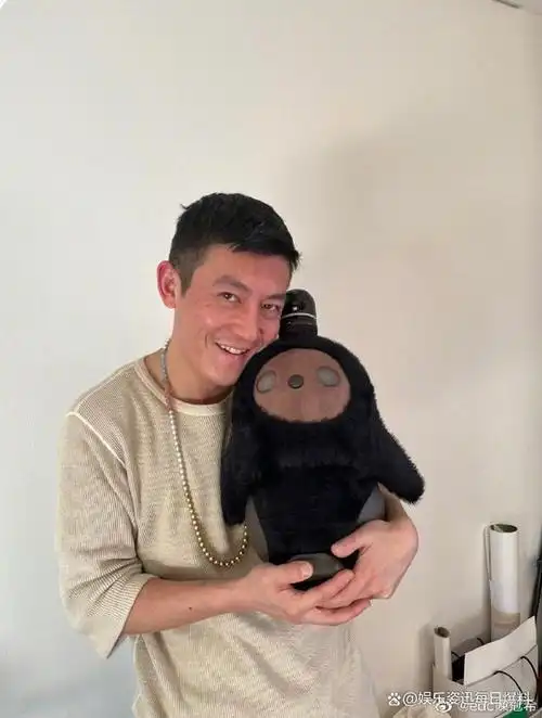 陈冠希重现13年前神曲!头戴棒球帽现身夜店,网友:还是好帅