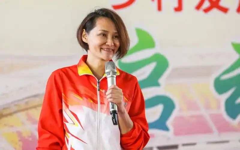 "跳水皇后"高敏摘下中国跳水史上首枚世锦赛金牌.