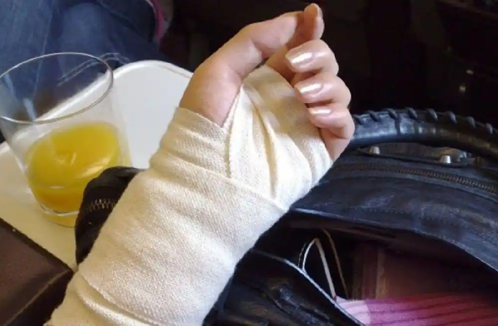 十五岁女孩早恋不忍母亲训斥割腕自杀现在的孩子怎么了