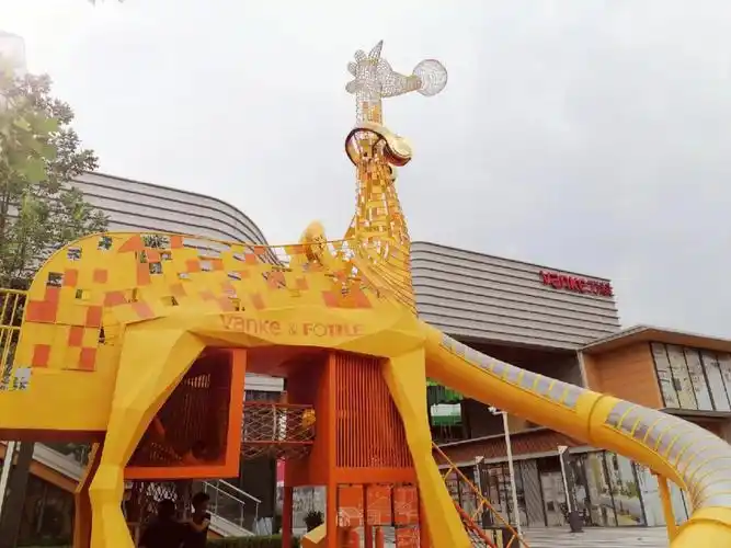 南昌惊现超大免费长颈鹿滑滑梯