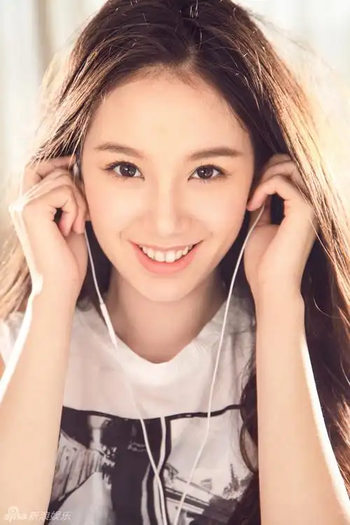 组图:程砚秋明媚写真 清新甜美无公害