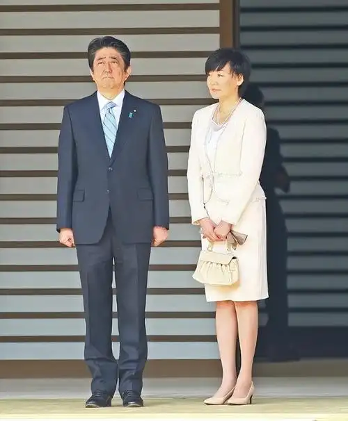 安倍晋三:苦撑5小时,妻子昭惠赶到8分钟后气绝,结婚35年有真爱