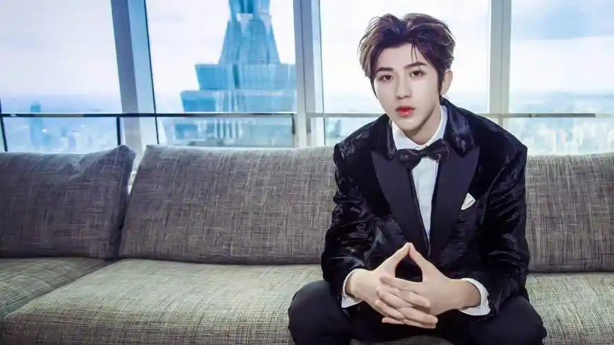 关于蔡徐坤的女友网上传的比较多的,除了卢洋洋,邵夏,还有就是曾经的