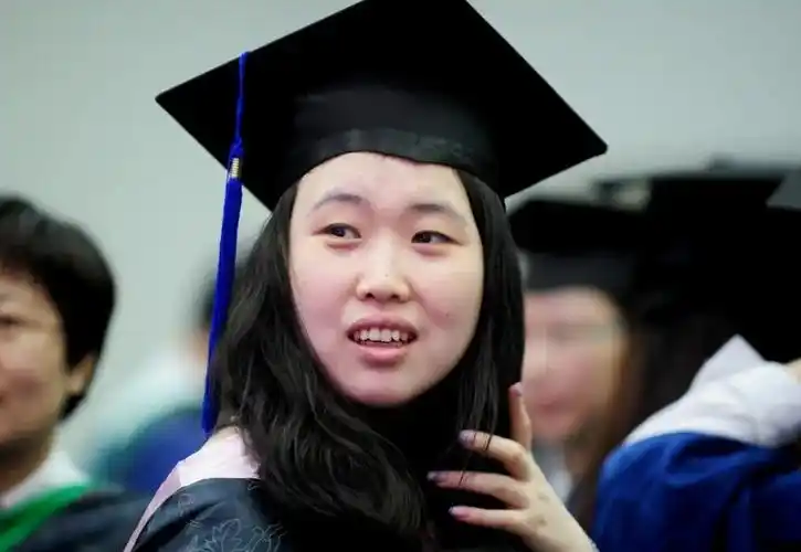 中专女生晒"研究生证"庆祝,却被群嘲,无知不自知太可笑