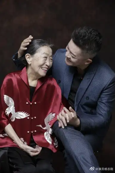 杨志刚送"干妈"张少华最后一程 晒照悼念