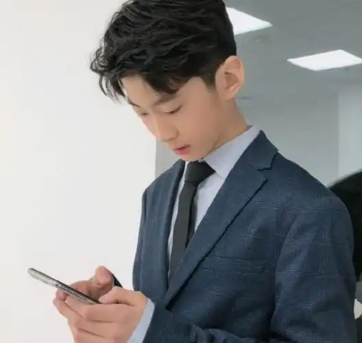 张亮儿子天天近照曝光,14岁染发锡纸烫,五官清秀不输小鲜肉