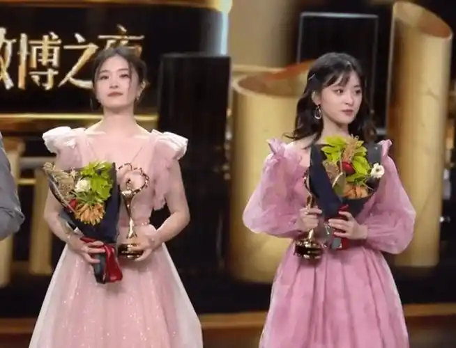 微博之夜丑造型真不少:刘亦菲关晓彤露肩裙显胖,谷爱凌袖套抢镜_时尚