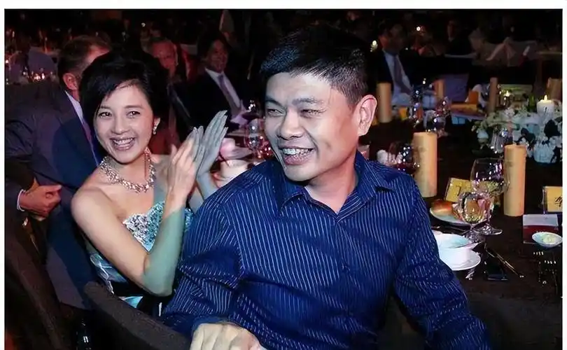 回顾主持人许戈辉事业巅峰离开央视嫁富商后与丈夫前妻如姐妹