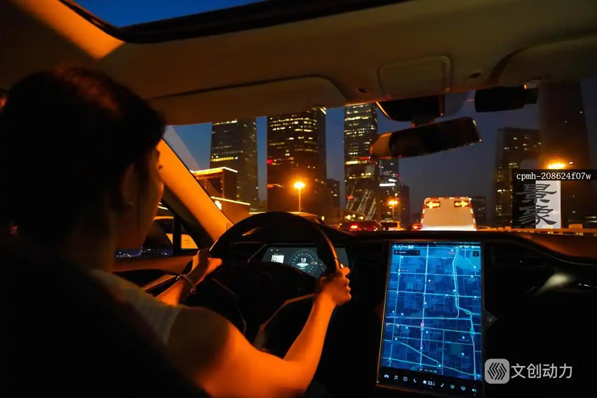 夜晚开车的青年女人