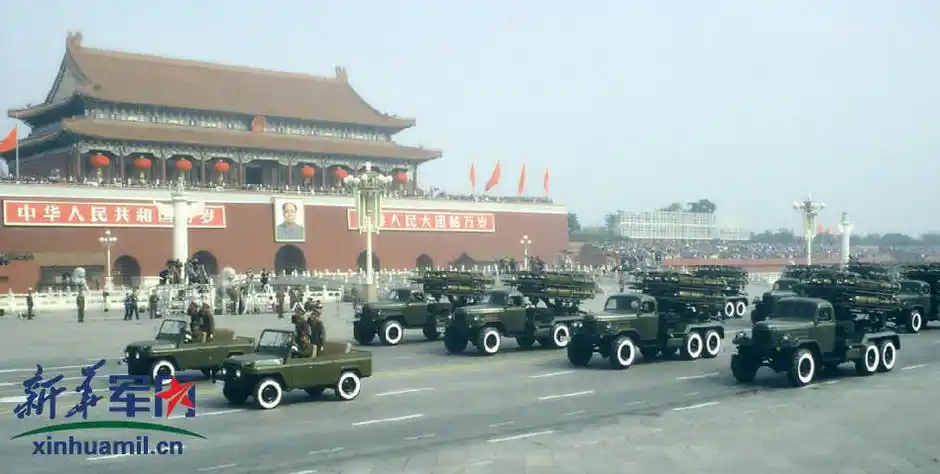 1984国庆阅兵珍贵照:女兵抢眼战略杀器震世界