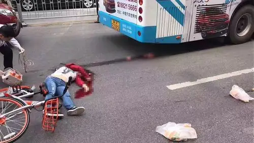 脑子甩飞,长沙女子骑共享单车发生严重车祸,当场死亡!