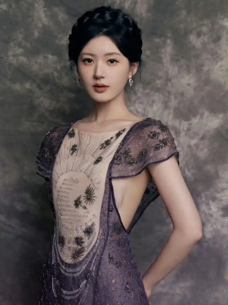 赵露思红毯造型引热议,第二套更显优雅韵味!