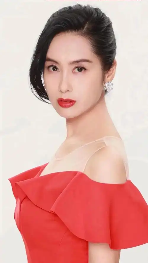 回顾52岁朱茵现状曝光住深山残屋开97年破车自由自在