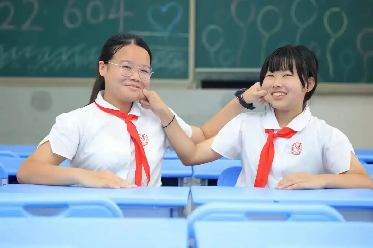 记录校园时光 #每一张照片都是满满的回忆 #最纯真的笑容  - 抖音