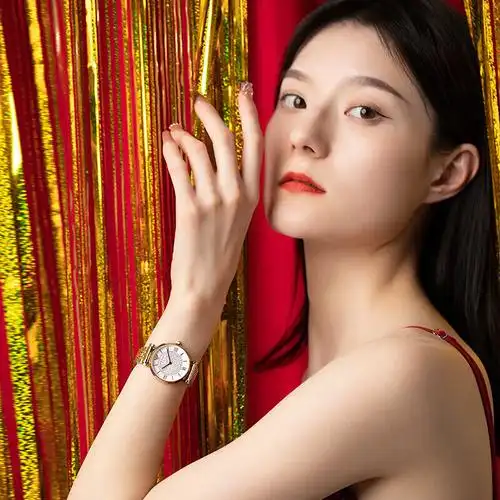 女生生日礼物送女朋友指挥官系列幻影款手表配备了日期显示和夜光时标