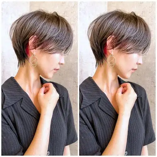 层次短碎发虽然不如推边短发那样的清爽,但是相对来说更自然一些,适合