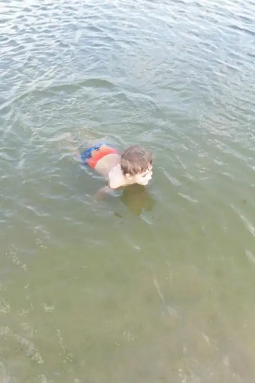 儿童戏水,可爱的小男孩在水中户外玩上夏季的一天