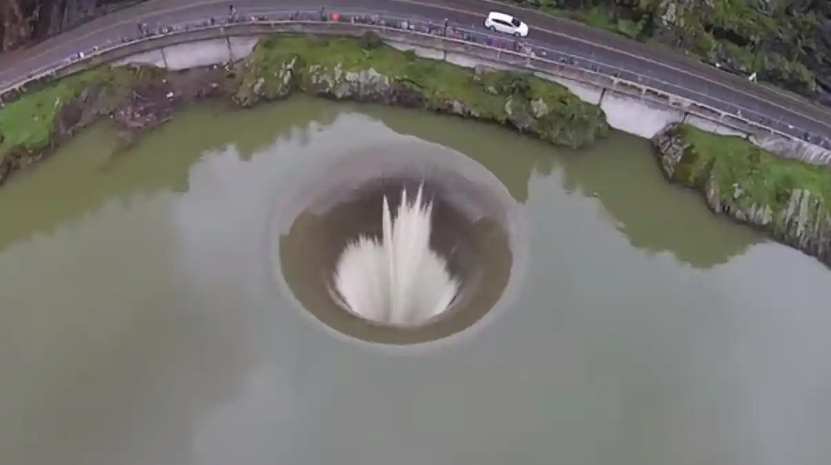 加州湖泊现"巨型黑洞"奇观