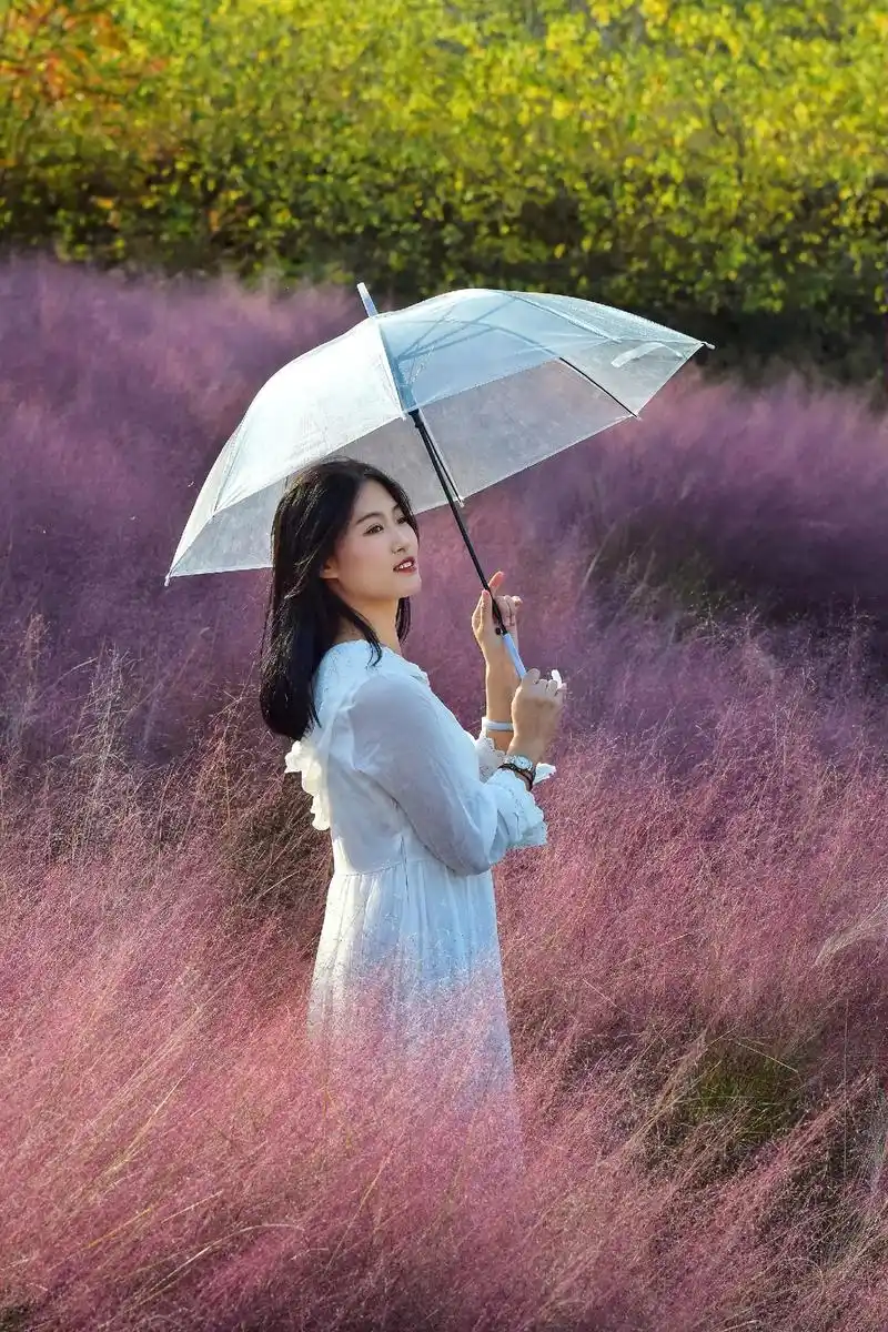 秋风拂过,那一抹淡红的粉黛,映红山川!#云淡风轻环境人像摄影 - 抖音