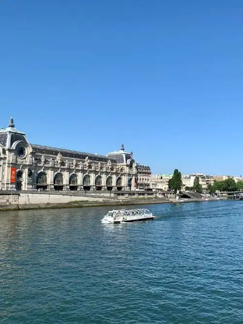 92】    巴黎,这座充满魅力和浪漫的城市,是法国的首都,也是世界上