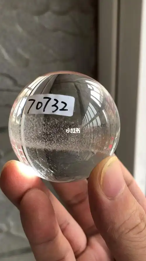 天然白水晶球球体内部飘有两片白棉絮