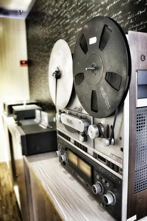 [size=3][color=#808080]20世纪90年代使用过的开盘式录音机.