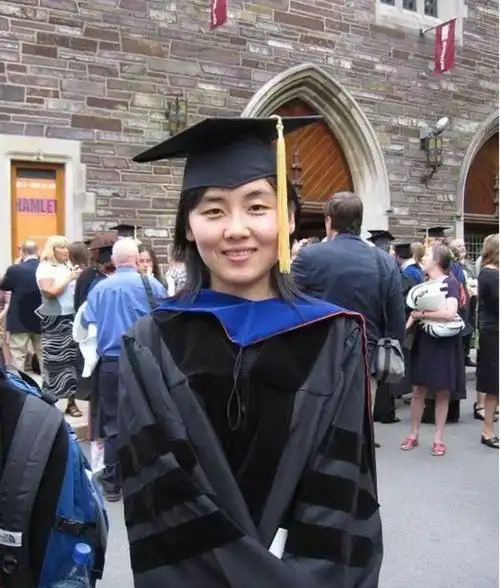 不到30岁,颜宁就成为清华大学生命科学学院最年轻的教授和博士生凳Ζ