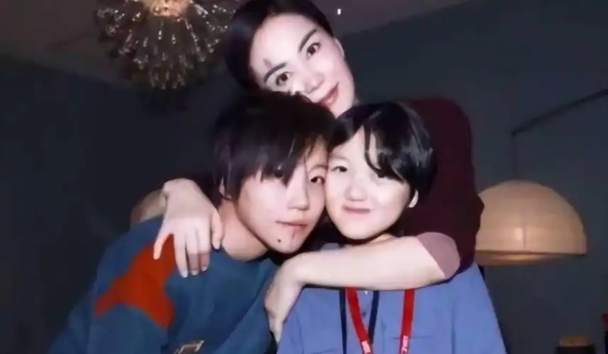 曝王菲与谢霆锋分手后,缺席女儿26岁生日,窦靖童抱猫庆生显孤单_连