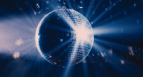 动感的音乐是整个空间的点睛之笔没有刻意隐藏的管道化为装饰元素之一