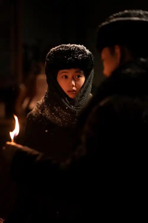 张艺谋悬崖之上首轮点映好评如潮曝片段张译刘浩存诀别黎明前