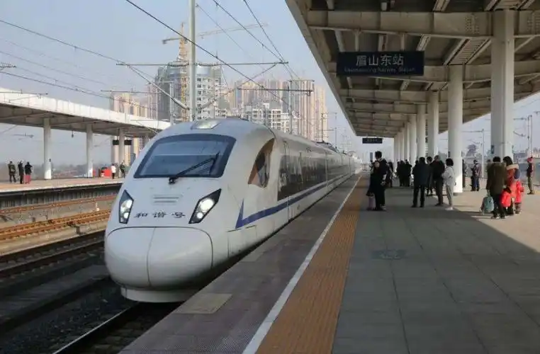 cr200j型动车组,俗称"绿巨人"担当7月1日起新开重庆西至大理g2841/2次