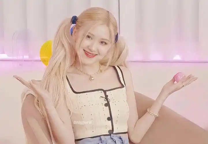 rosé朴彩英五周年直播双马尾