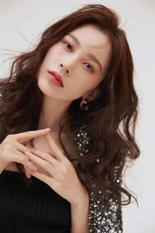 p>赵樱子(sarah),1990年12月16日出生于山东省烟台市,中国内地影视女