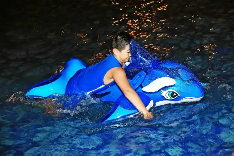 碧桂园泳池玩水的孩子(曹大林摄影)6月26日晚