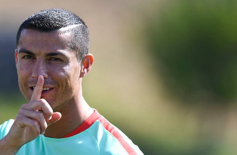 c罗在训练场再现"闭嘴"手势