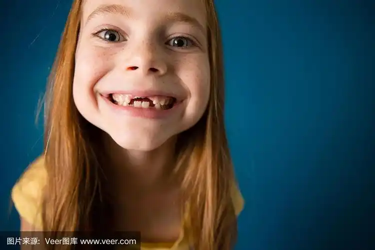 快乐/兴奋的七岁红头发女孩