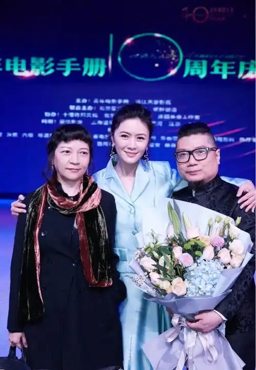 田海蓉穿蓝色西装套裙出席活动真空穿搭法好时尚气质优雅