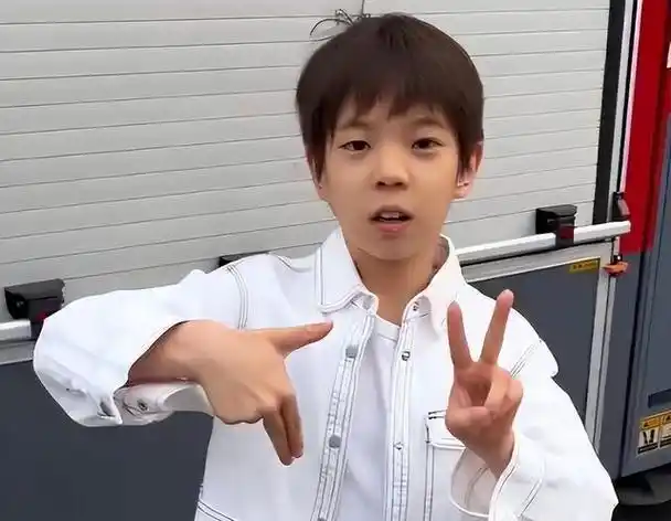 给爸爸杜江的新电影做宣传,一部分网友夸赞嗯哼长大越来越阳光帅气,但