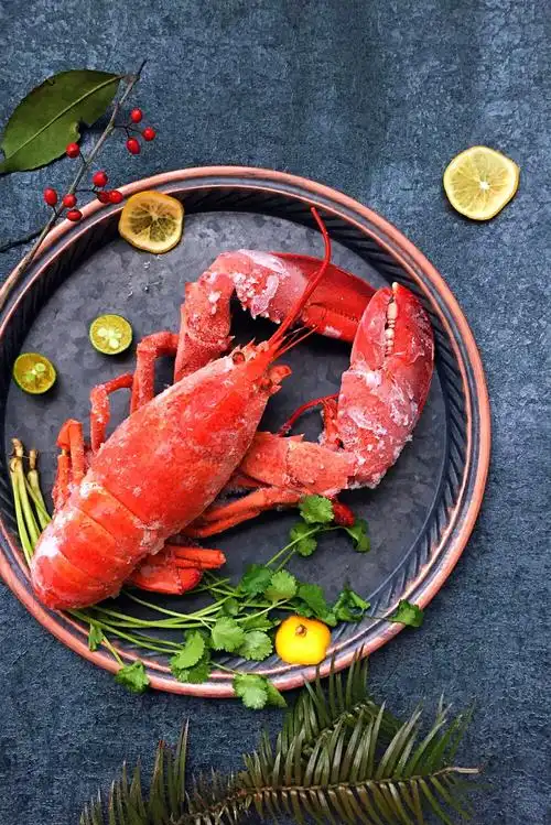 妹妹买的大龙虾正好我刚买的盘子到了摆个盘手机拍一张