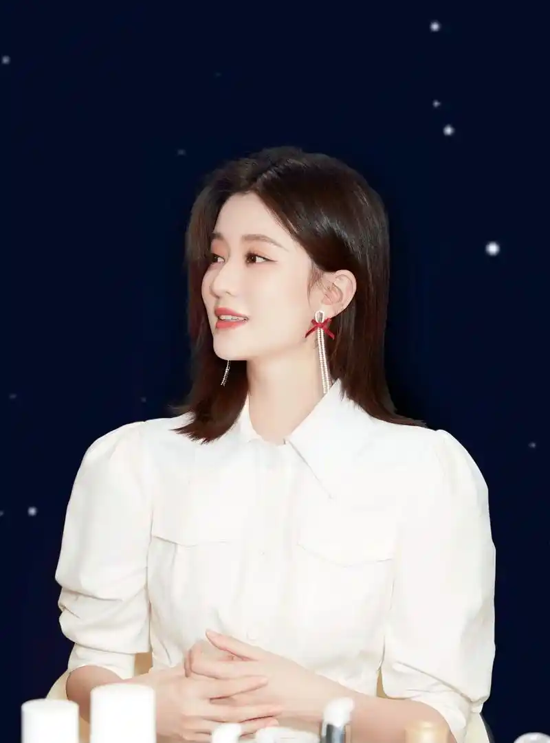 明星穿搭 | 演员 #乔欣in  #ellassay23春夏 - 抖音