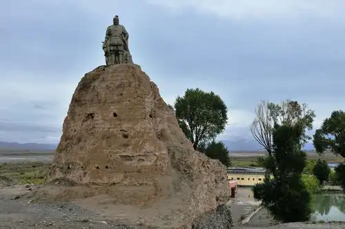 当年被匈奴称之为"飞将军"的西汉名将李广塑像,屹立在这茫茫戈壁之中.