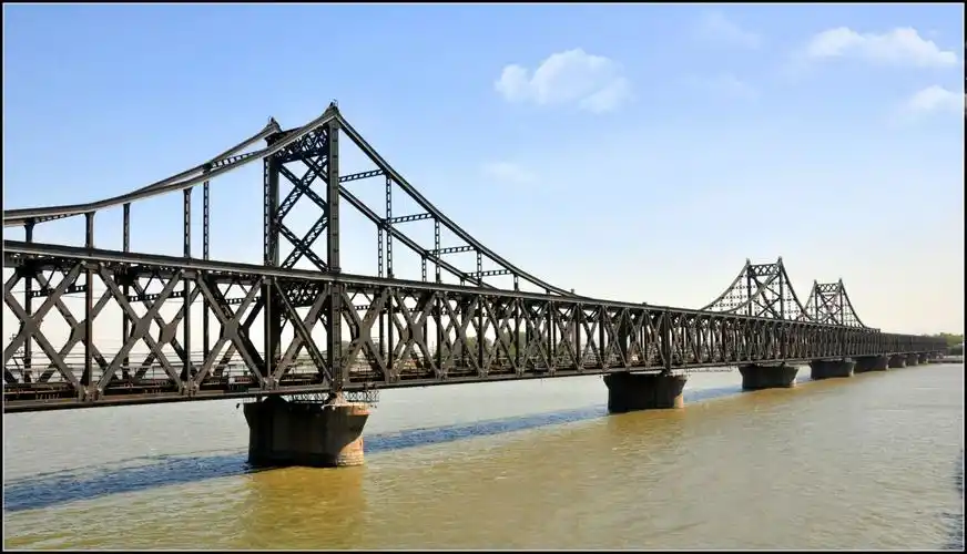 历久弥新的中朝友谊大桥,至今仍在沿用.