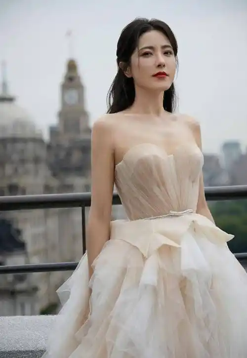 原创曾黎一袭香槟色抹身材薄纱裙美若天仙红唇黑发高贵典雅浪漫至极