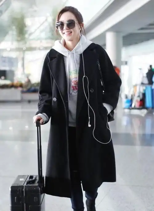 最近又火了卫衣毛呢大衣时尚又暖和黄梦莹这样穿真养眼