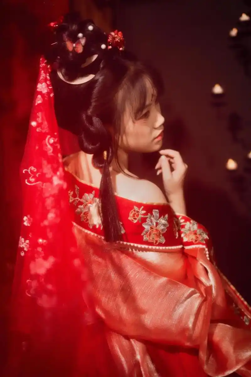 绛悠堂 #古风 #嫁衣 #国风 日落尤其温柔,人间皆是浪漫 - 抖音