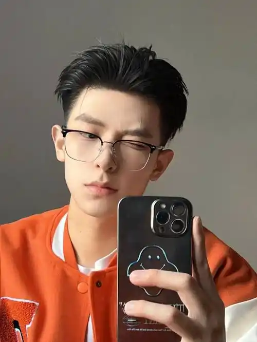 适合戴眼镜的男生发型