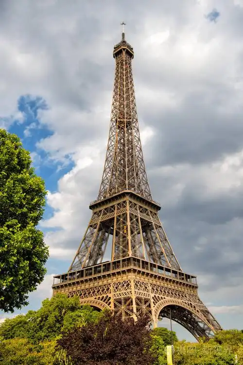 在日落时在法国巴黎的埃菲尔铁塔.浪漫的旅行背景