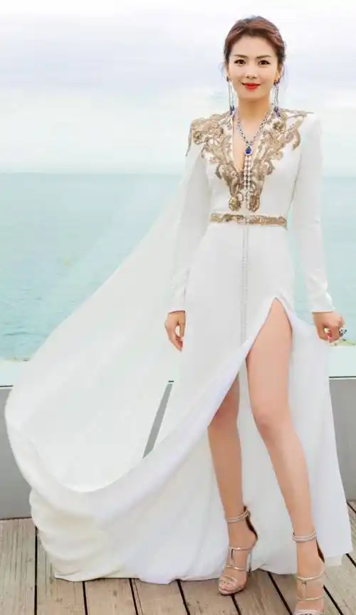 借助时尚的裙装来修饰身材,分分钟就可以打造出大长腿,再加上刘涛的